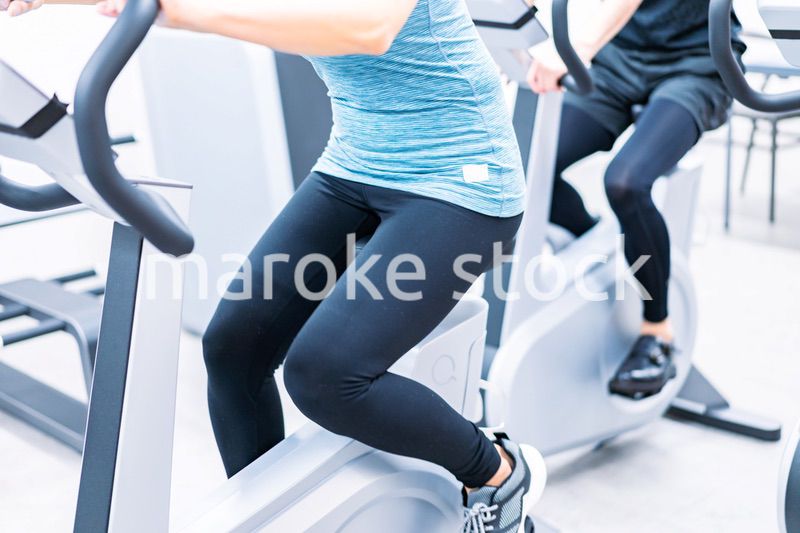 自転車マシンでトレーニングをする人々