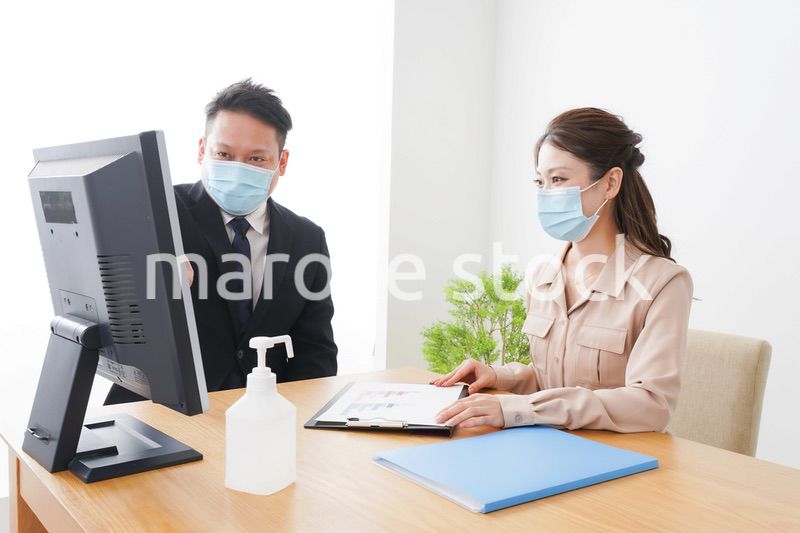 感染症対策をしてオフィスで働くビジネスパーソン