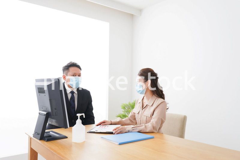 感染症対策をしてオフィスで働くビジネスパーソン