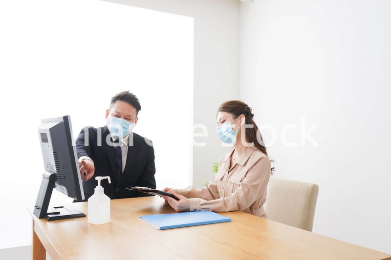 感染症対策をしてオフィスで働くビジネスパーソン