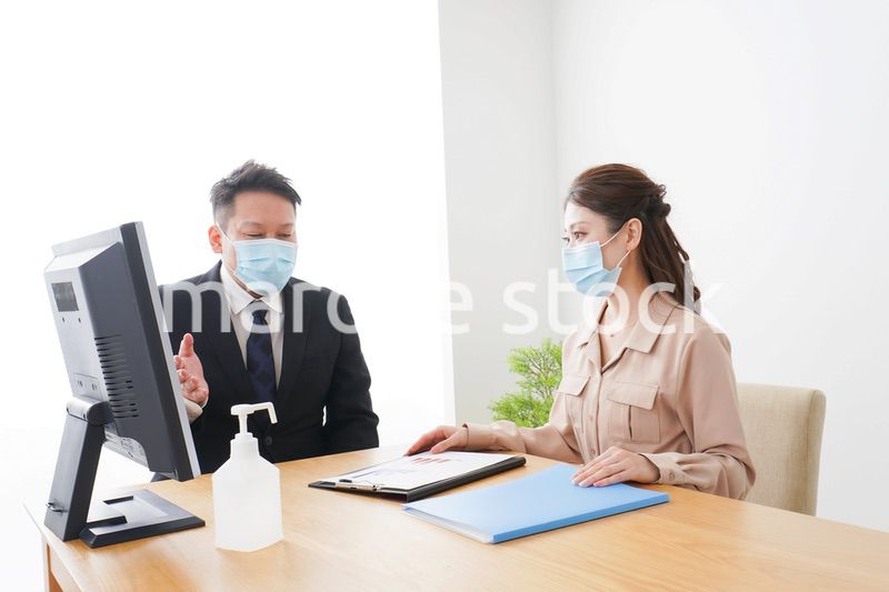 感染症対策をしてオフィスで働くビジネスパーソン