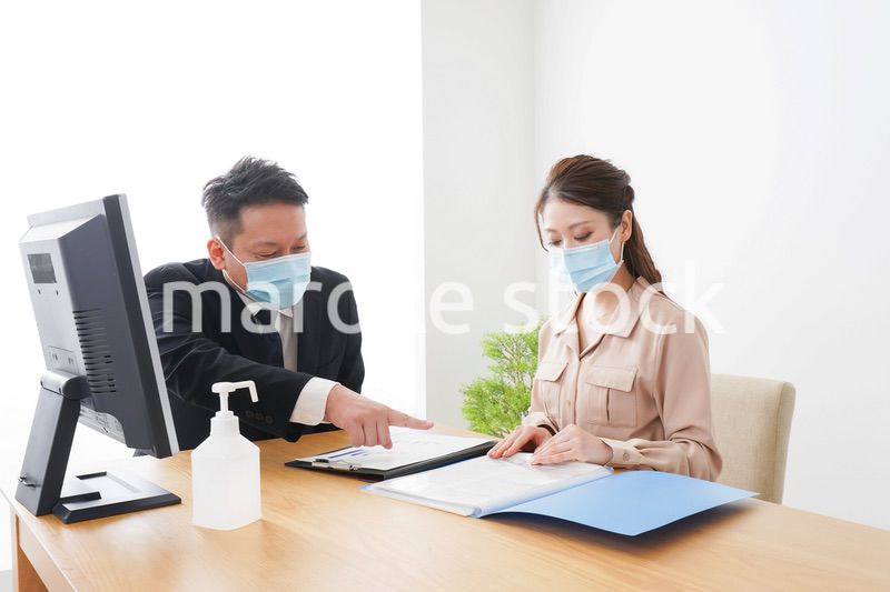 感染症対策をしてオフィスで働くビジネスパーソン