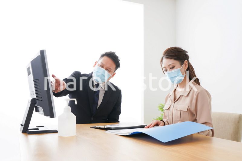 感染症対策をしてオフィスで働くビジネスパーソン