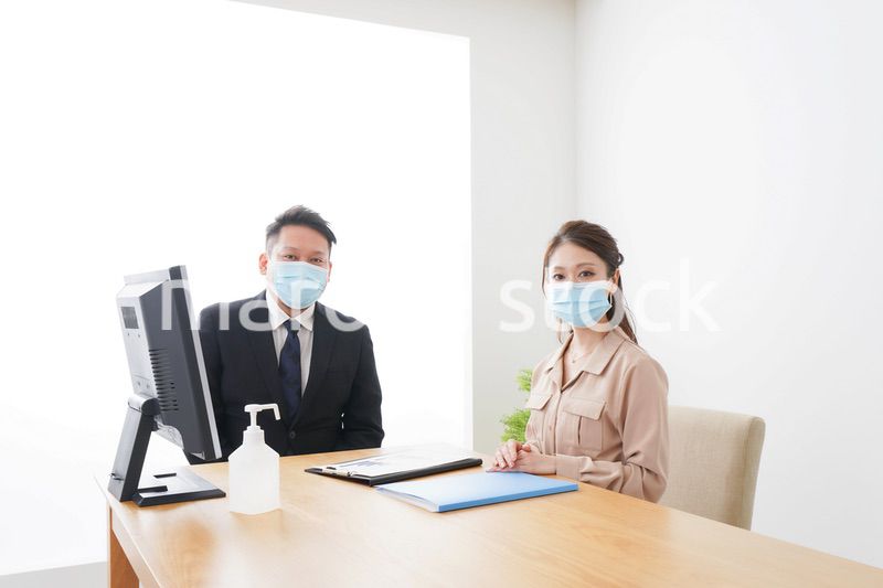 感染症対策をしてオフィスで働くビジネスパーソン