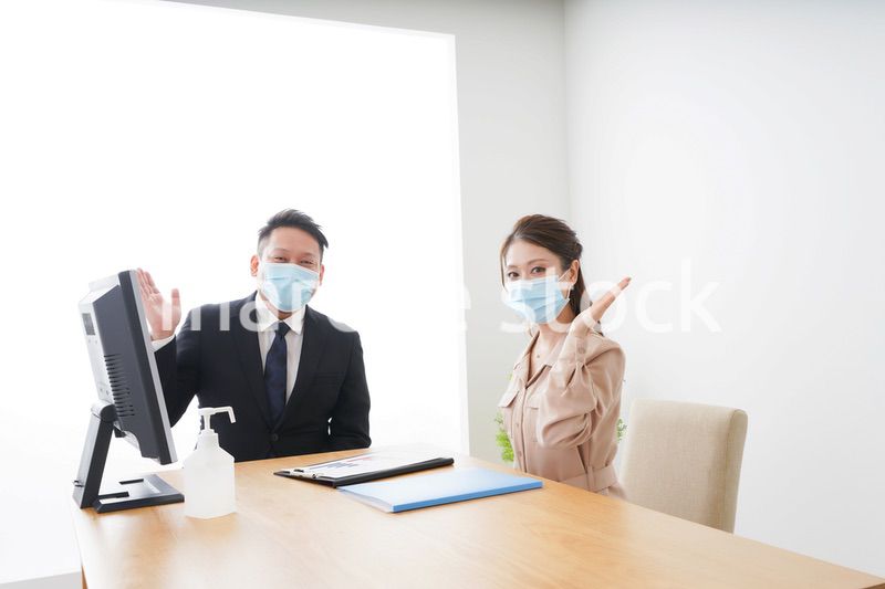 感染症対策をしてオフィスで働くビジネスパーソン