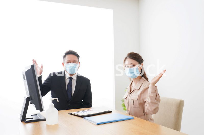 感染症対策をしてオフィスで働くビジネスパーソン