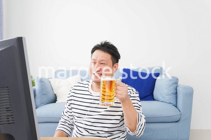 オンライン飲み会をする中年の男性