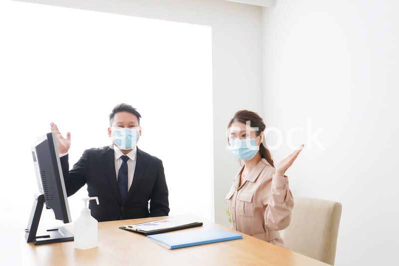 感染症対策をしてオフィスで働くビジネスパーソン