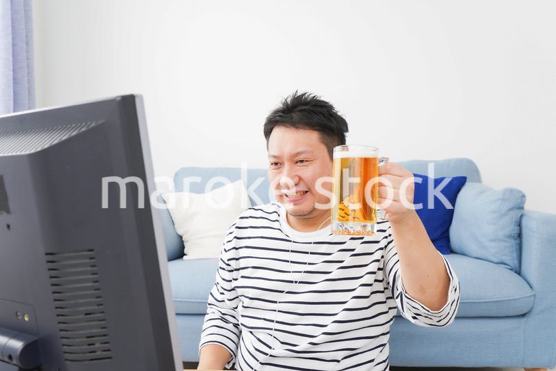 オンライン飲み会をする中年の男性