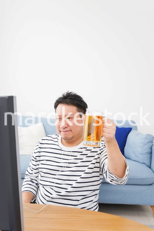 オンライン飲み会をする中年の男性