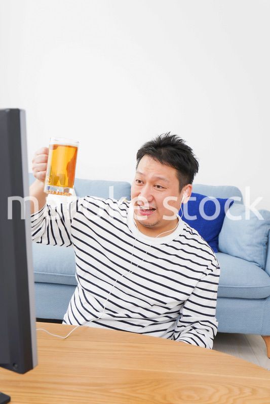 オンライン飲み会をする中年の男性