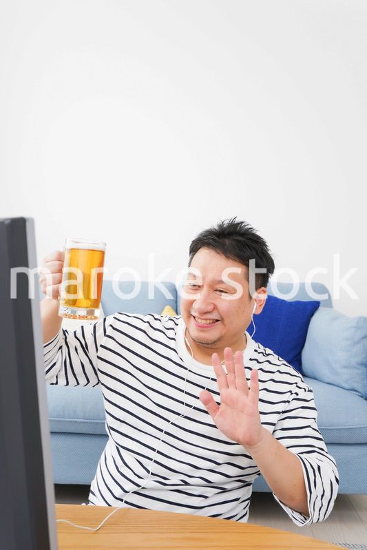 オンライン飲み会をする中年の男性