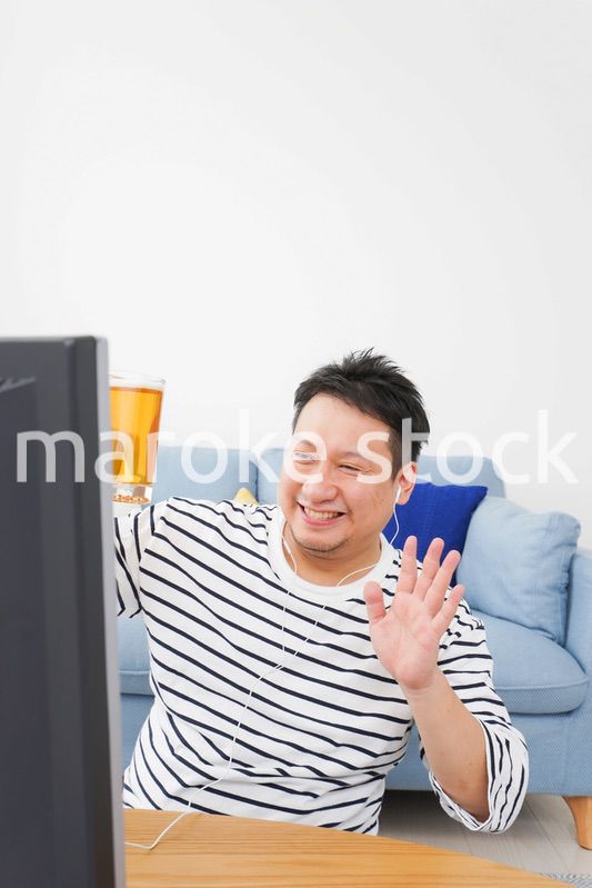 オンライン飲み会をする中年の男性