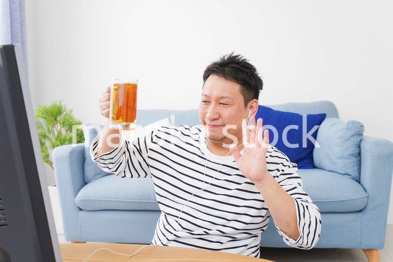 オンライン飲み会をする中年の男性