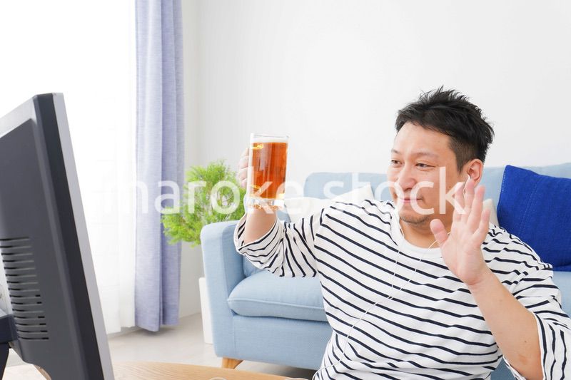 オンライン飲み会をする中年の男性