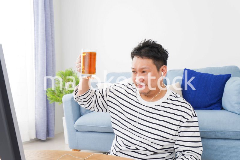 オンライン飲み会をする中年の男性