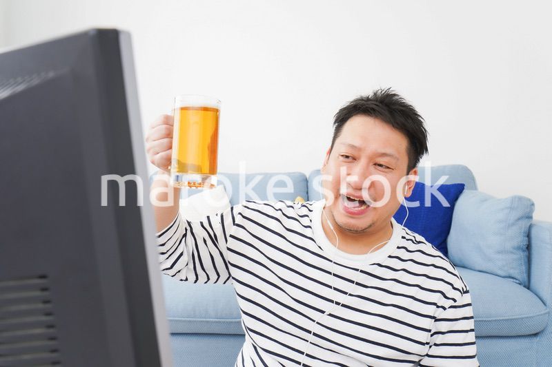 オンライン飲み会をする中年の男性