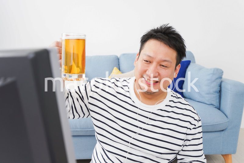 オンライン飲み会をする中年の男性