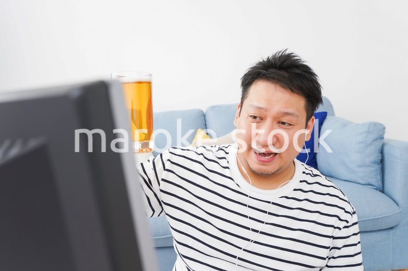 オンライン飲み会をする中年の男性