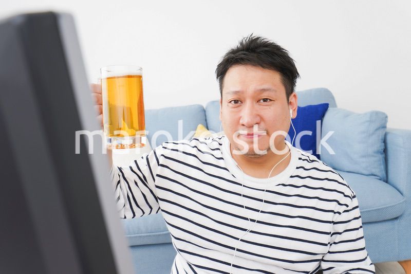 オンライン飲み会をする中年の男性