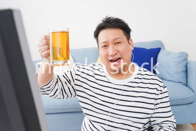 オンライン飲み会をする中年の男性