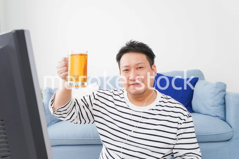 オンライン飲み会をする中年の男性