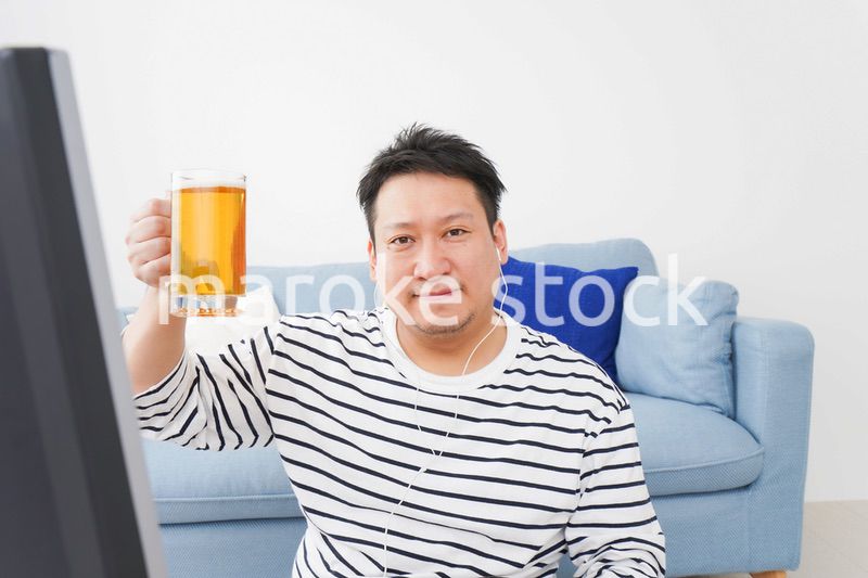 オンライン飲み会をする中年の男性