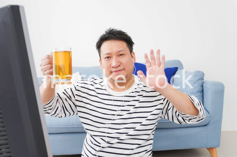 オンライン飲み会をする中年の男性