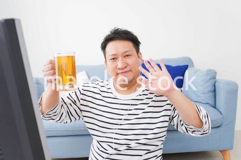 オンライン飲み会をする中年の男性