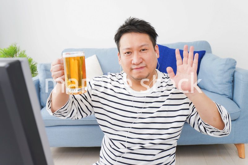 オンライン飲み会をする中年の男性