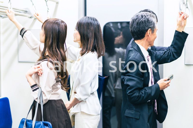 電車・地下鉄で移動する人々