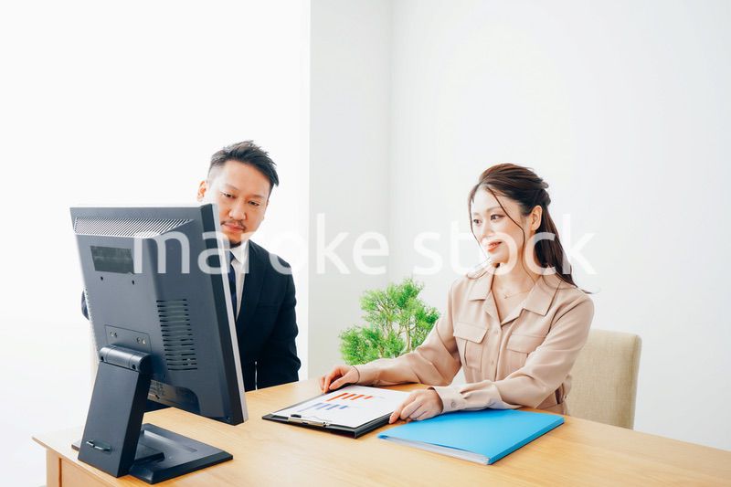 オフィスで仕事をする2人のビジネスパーソン