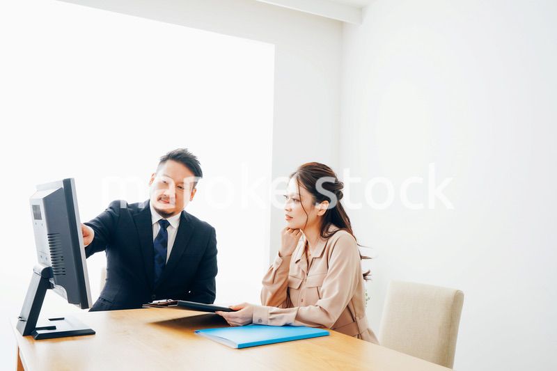 オフィスで仕事をする2人のビジネスパーソン