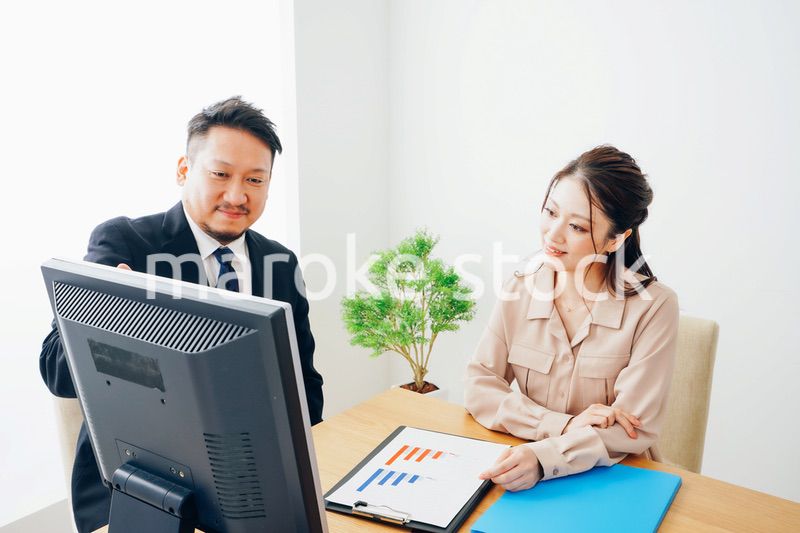 オフィスで仕事をする2人のビジネスパーソン