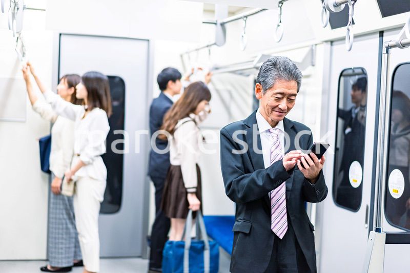 電車・地下鉄で移動する人々