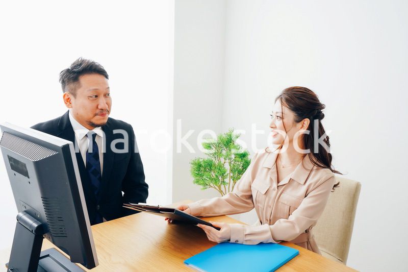 オフィスで仕事をする2人のビジネスパーソン