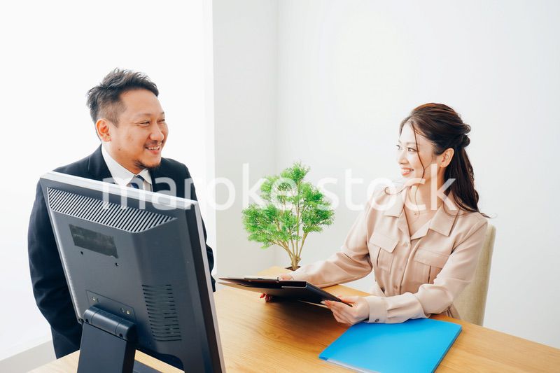 オフィスで仕事をする2人のビジネスパーソン