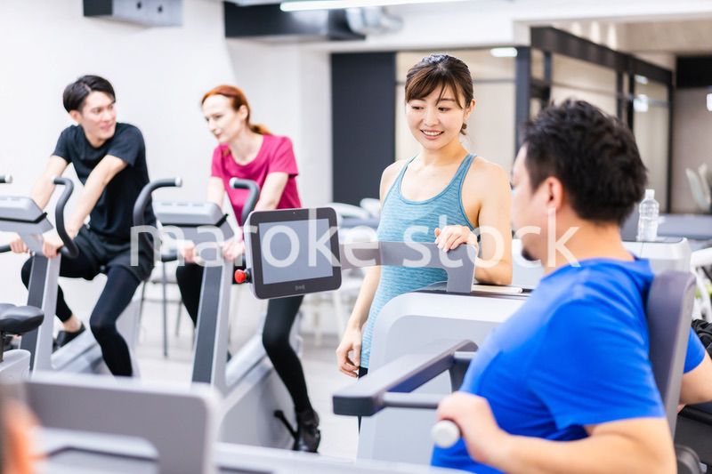 ジムでパーソナルトレーニングを受ける中年男性