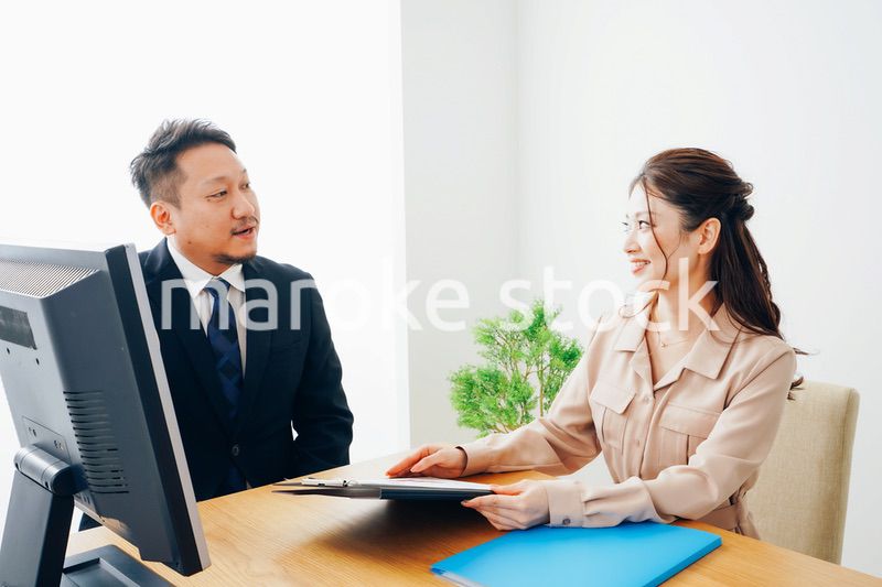 オフィスで仕事をする2人のビジネスパーソン