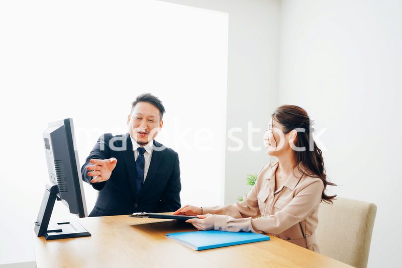 オフィスで仕事をする2人のビジネスパーソン