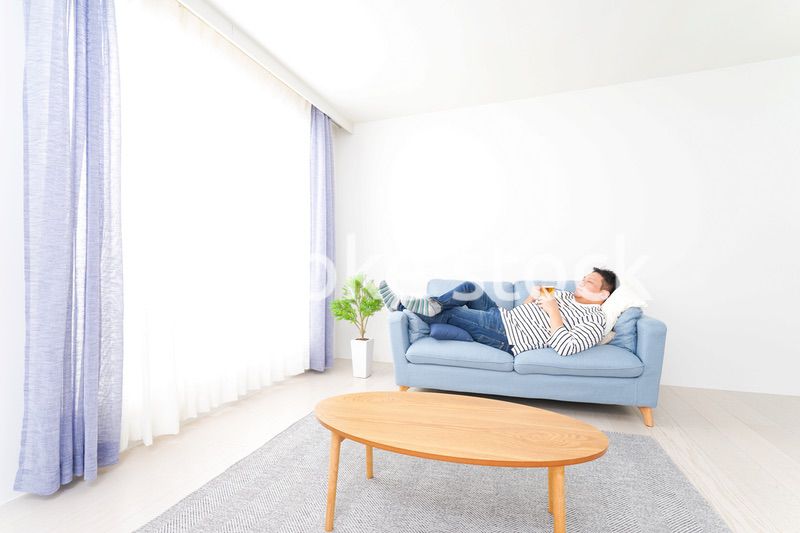 自宅でビールを飲む中年の男性