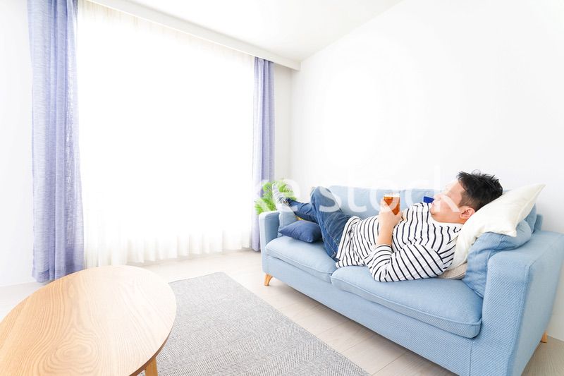 自宅でビールを飲む中年の男性