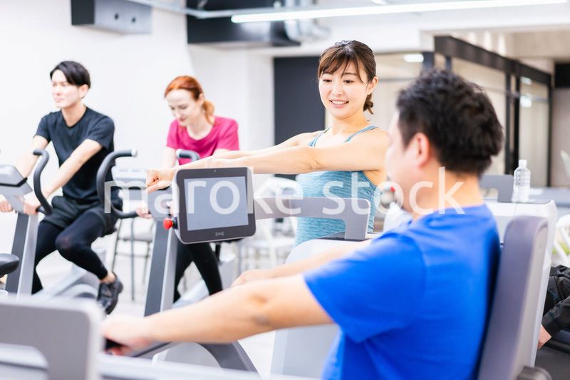 ジムでパーソナルトレーニングを受ける中年男性