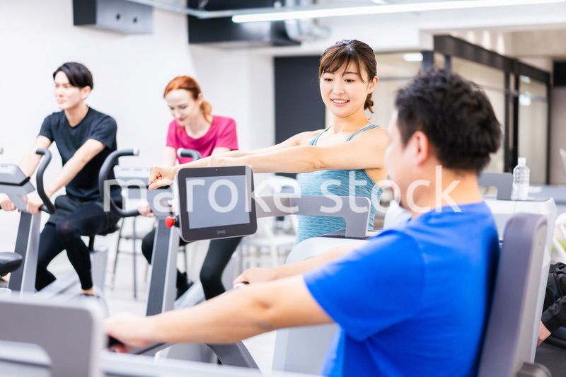 ジムでパーソナルトレーニングを受ける中年男性