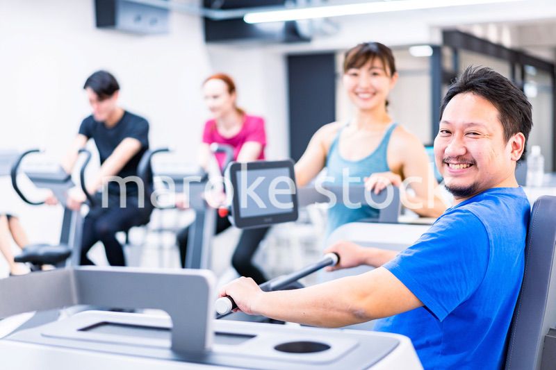 ジムでパーソナルトレーニングを受ける中年男性