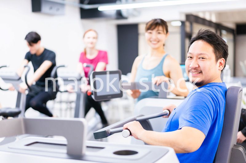 ジムでパーソナルトレーニングを受ける中年男性