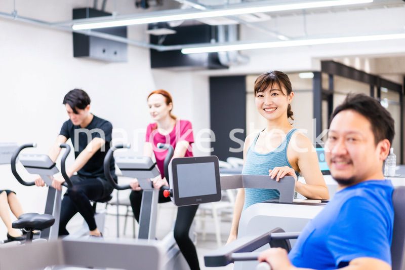 ジムでパーソナルトレーニングを受ける中年男性