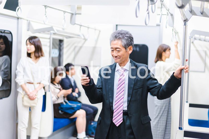 電車・地下鉄で移動する人々