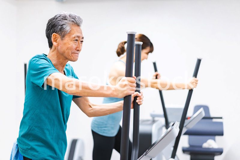 ジムで運動をするアクティブシニア