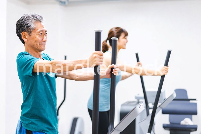 ジムで運動をするアクティブシニア